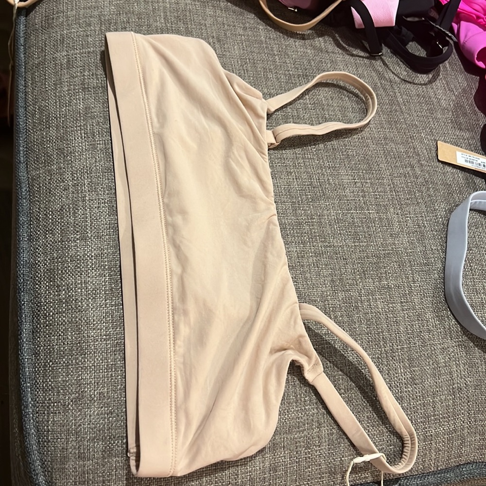 Skims Scoop Neck Bra - Picture 8 of 12